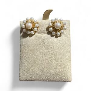 Vintage White Faux Pearl pierced Earrings Floral Cluster 3/4”